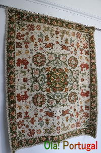 手織りの絨毯が有名なアライオロスの村