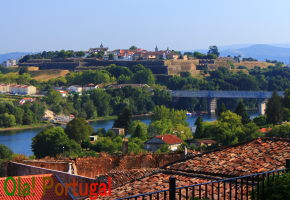 トゥイから見たカステロ・デ・ヴァレンサ（ヴァレンサ城、ポルトガル）