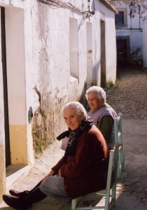 アレンテージョ家具の椅子に座わるポルトガルのおばあちゃん。